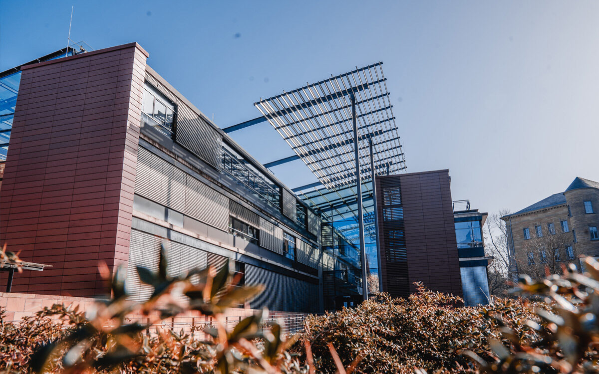Die Ansicht auf das Justizzentrum in der Ottostraße als Gerichtsgebäude in Würzburg mit den Büschen im Vordergrund Die Ansicht auf das Justizzentrum in der Ottostraße als Gerichtsgebäude in Würzburg mit den Büschen im Vordergrund
